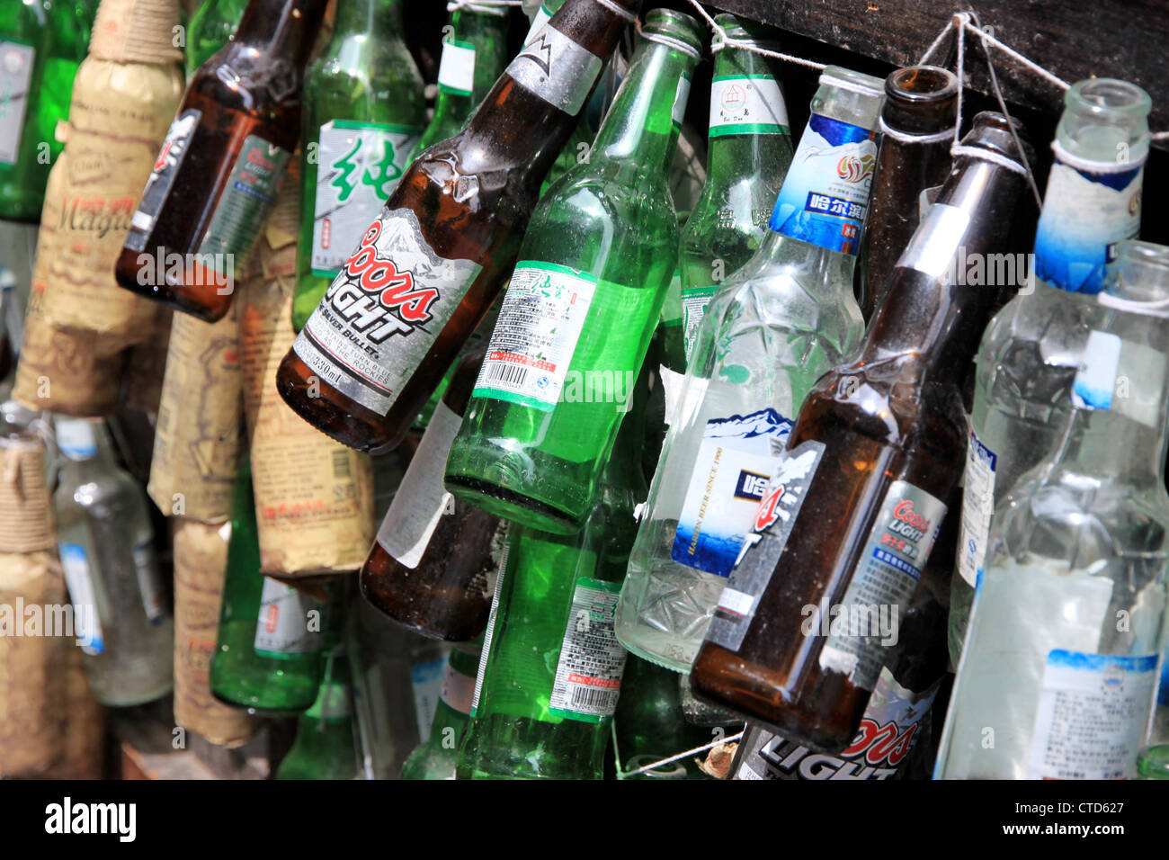 Le bottiglie da birra vuote impiccati al di fuori di un bar Foto stock -  Alamy