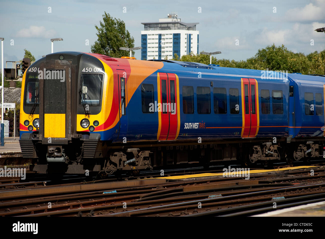 Classe 450 treno passeggeri nella zona sud ovest di treni in livrea a Clapham Junction, Inghilterra. Foto Stock