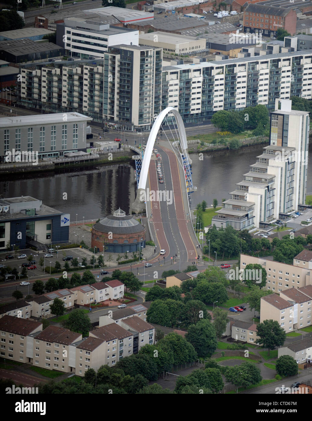 Vista aerea del Clyde Arc (noto localmente come la Squinty Bridge), una strada ponte che attraversa il fiume Clyde a Glasgow. Foto Stock