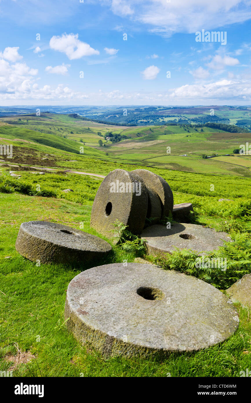 Abandoned Millstones Stanage Edge Peak District Derbyshire Inghilterra Regno Unito gb europa Foto Stock