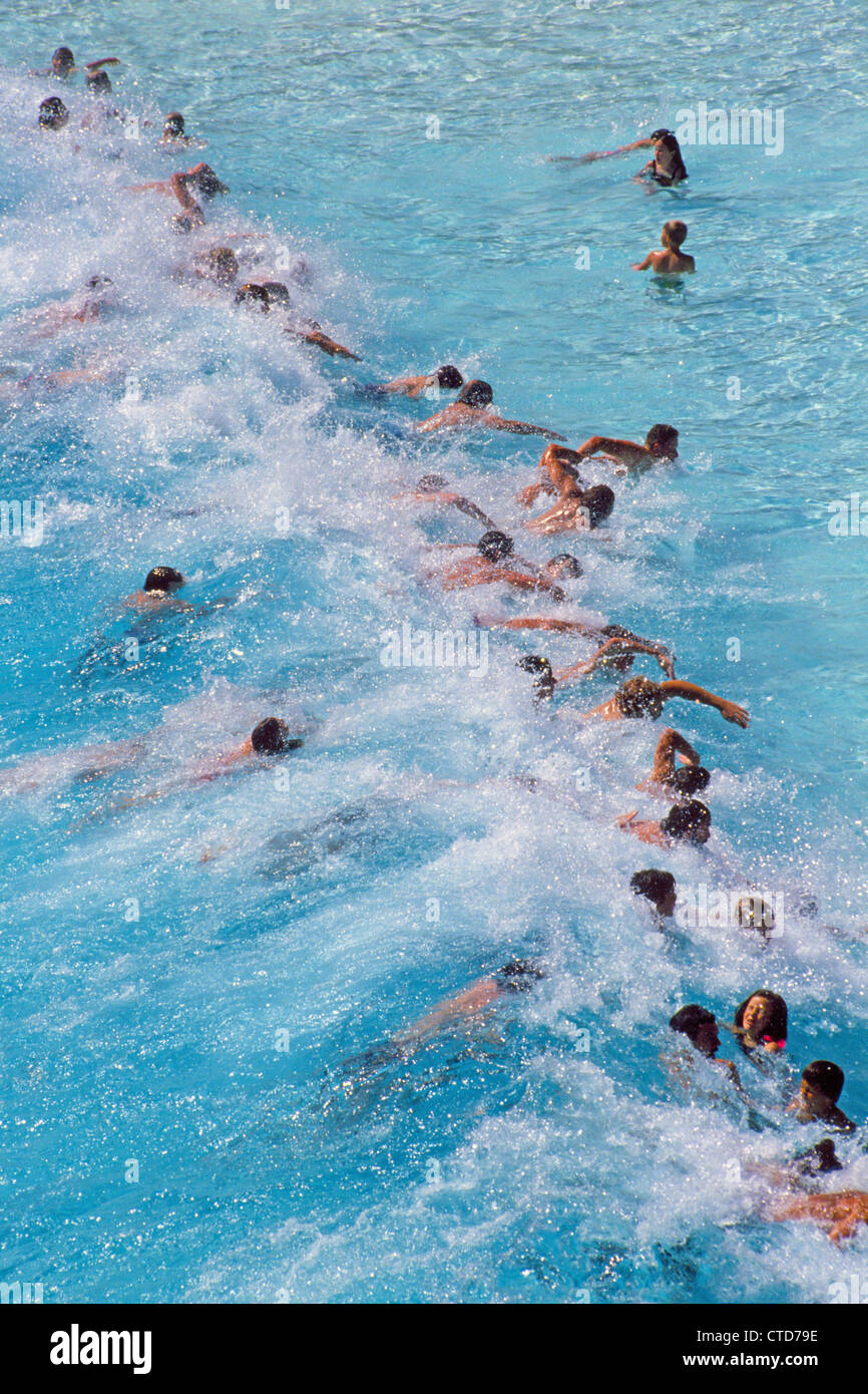 Il ruggente laguna piscina onda è il preferito parco giochi acquatico per bodysurfers presso il Sun City holiday resort nel Nord ovest della provincia, Sud Africa. Foto Stock