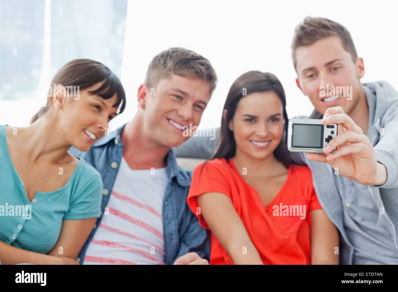 Gruppo sorridente posa per una bella foto di fronte a loro Foto Stock