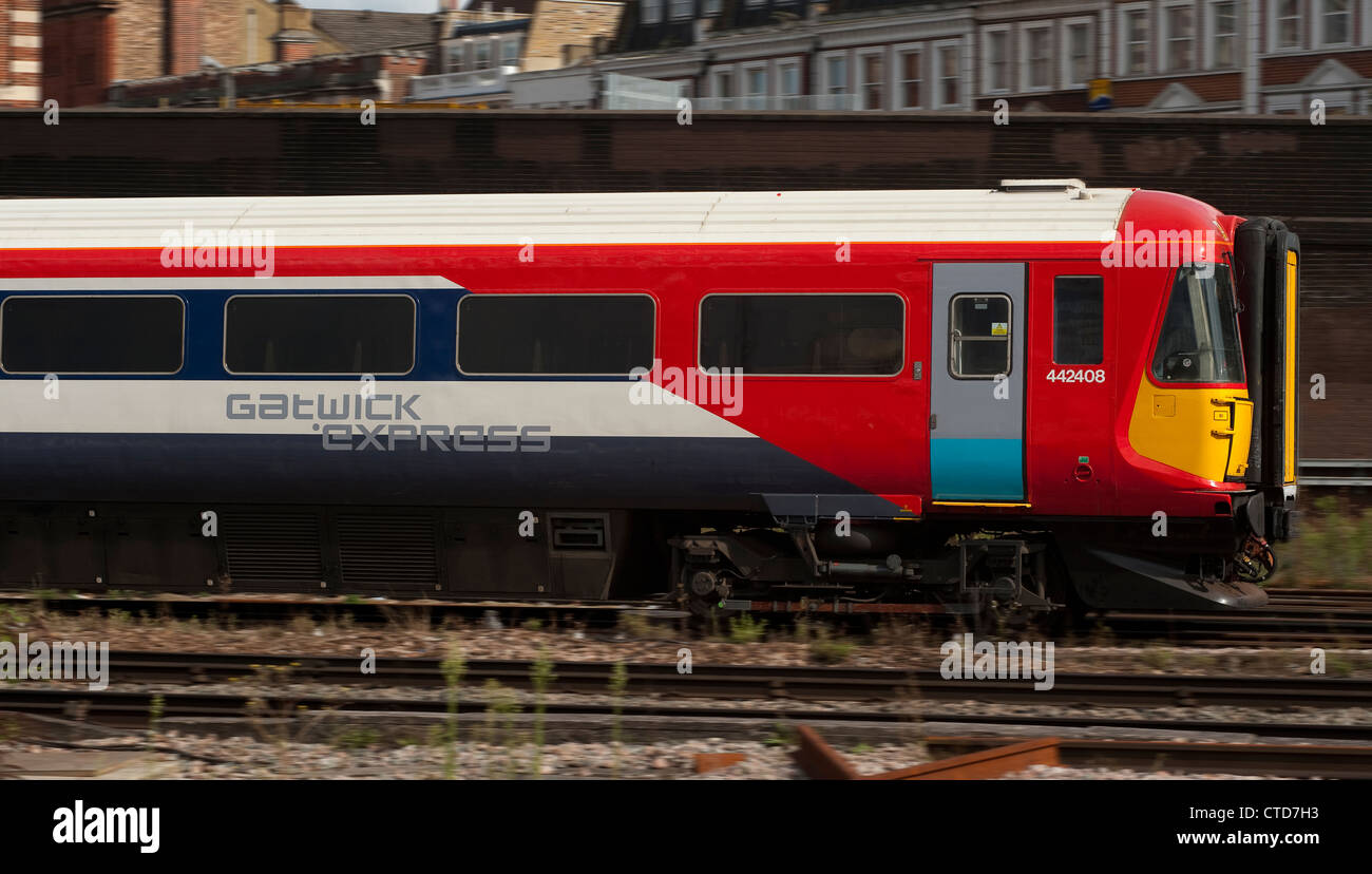 Vista laterale di un treno Gatwick Express treno passeggeri a Clapham Junction, Londra. In Inghilterra. Foto Stock