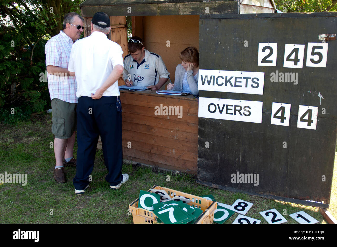 Village cricket scoreboard Foto Stock