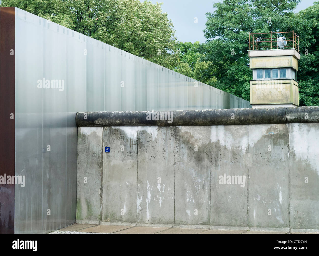 La sezione di originale muro di Berlino a Bernauer Strasse con torre di avvistamento nella striscia della morte a Berlino Germania Foto Stock