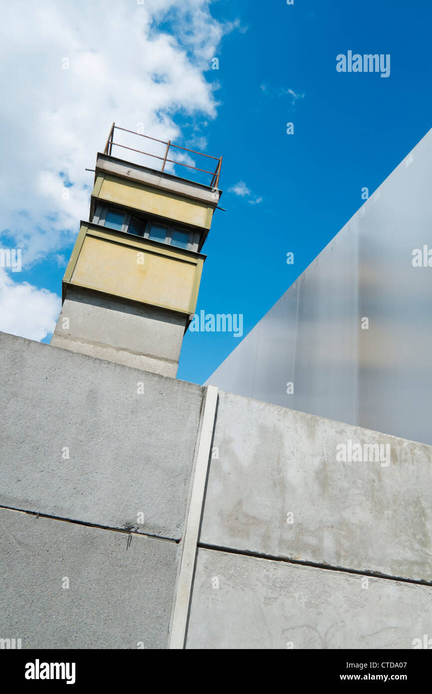 La sezione di originale muro di Berlino a Bernauer Strasse con torre di avvistamento a Berlino Germania Foto Stock