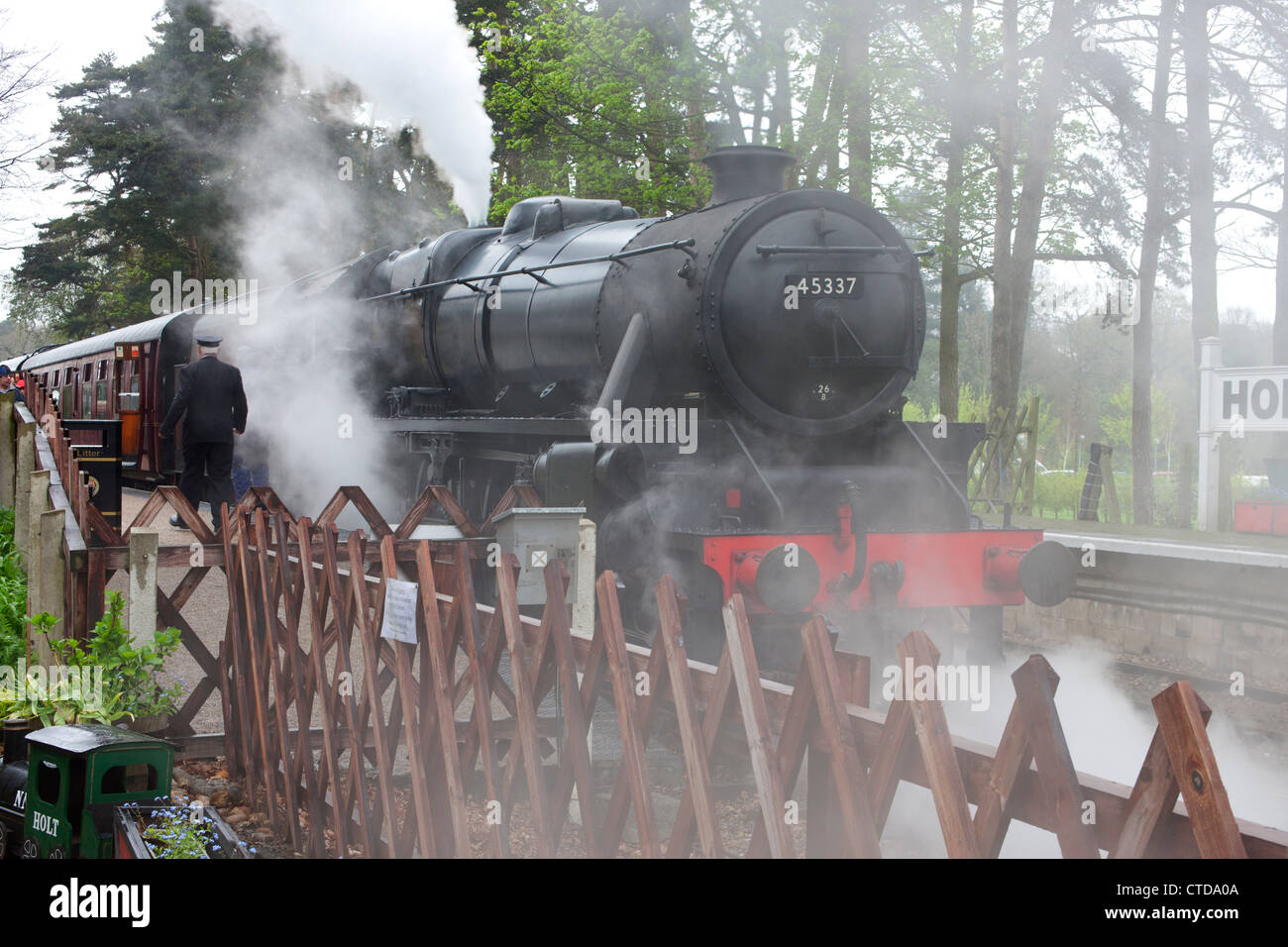 London Midland nero scozzese cinque 4-6-0 45337 a Holt Staion Foto Stock