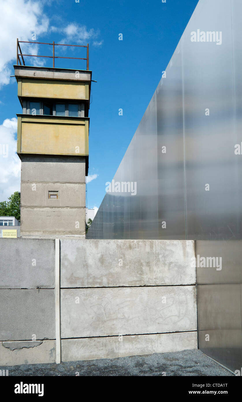 La sezione di originale muro di Berlino a Bernauer Strasse con torre di avvistamento a Berlino Germania Foto Stock