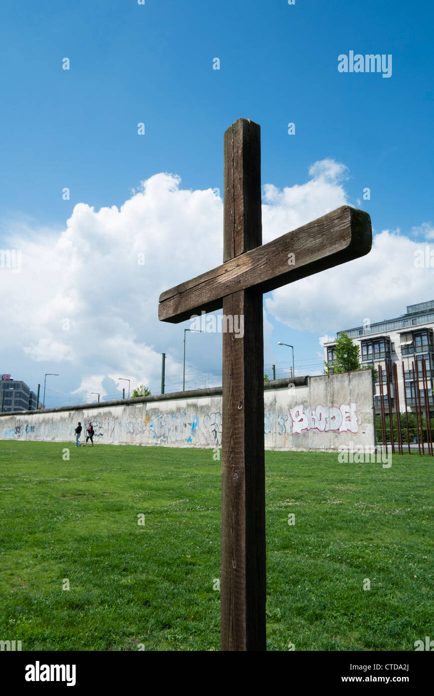 La sezione di originale muro di Berlino a Bernauer Strasse Berlino Germania Foto Stock