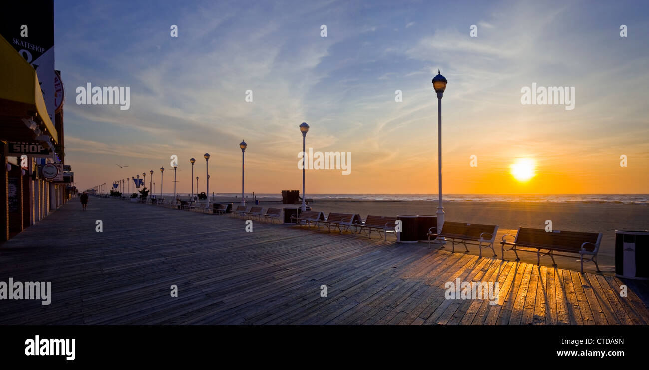 Il Boardwalk Sunrise, Ocean City Maryland USA Foto Stock