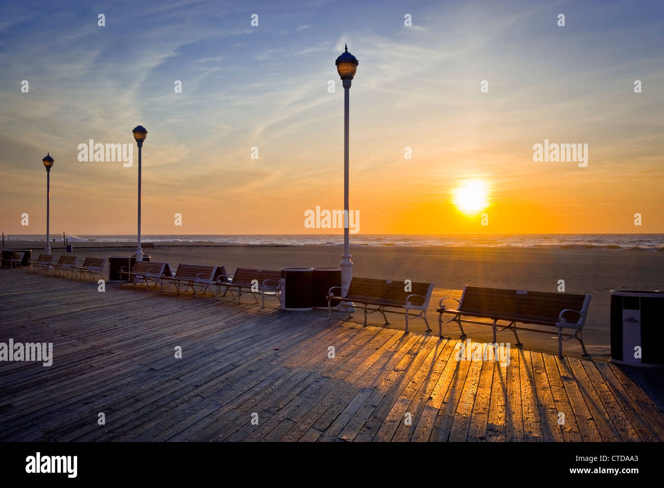 Il Boardwalk Sunrise, Ocean City Maryland USA Foto Stock