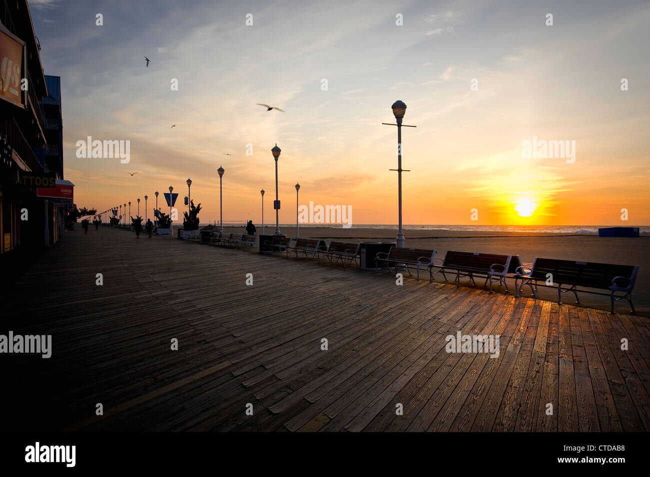 Il Boardwalk Sunrise, Ocean City Maryland USA Foto Stock