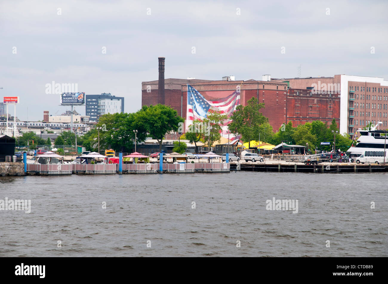 Vista sul lungofiume di Filadelfia dal fiume Delaware, Philadelphia, PA, Stati Uniti d'America Foto Stock