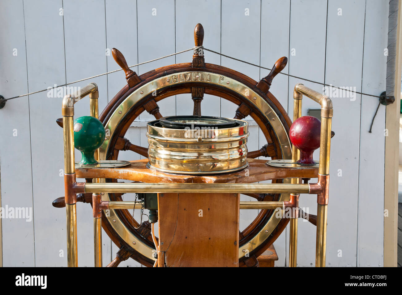 Volante e dispositivo di navigazione Portoghese vecchio tall ship Gazela, fiume Delaware, Philadelphia, PA, Stati Uniti d'America Foto Stock