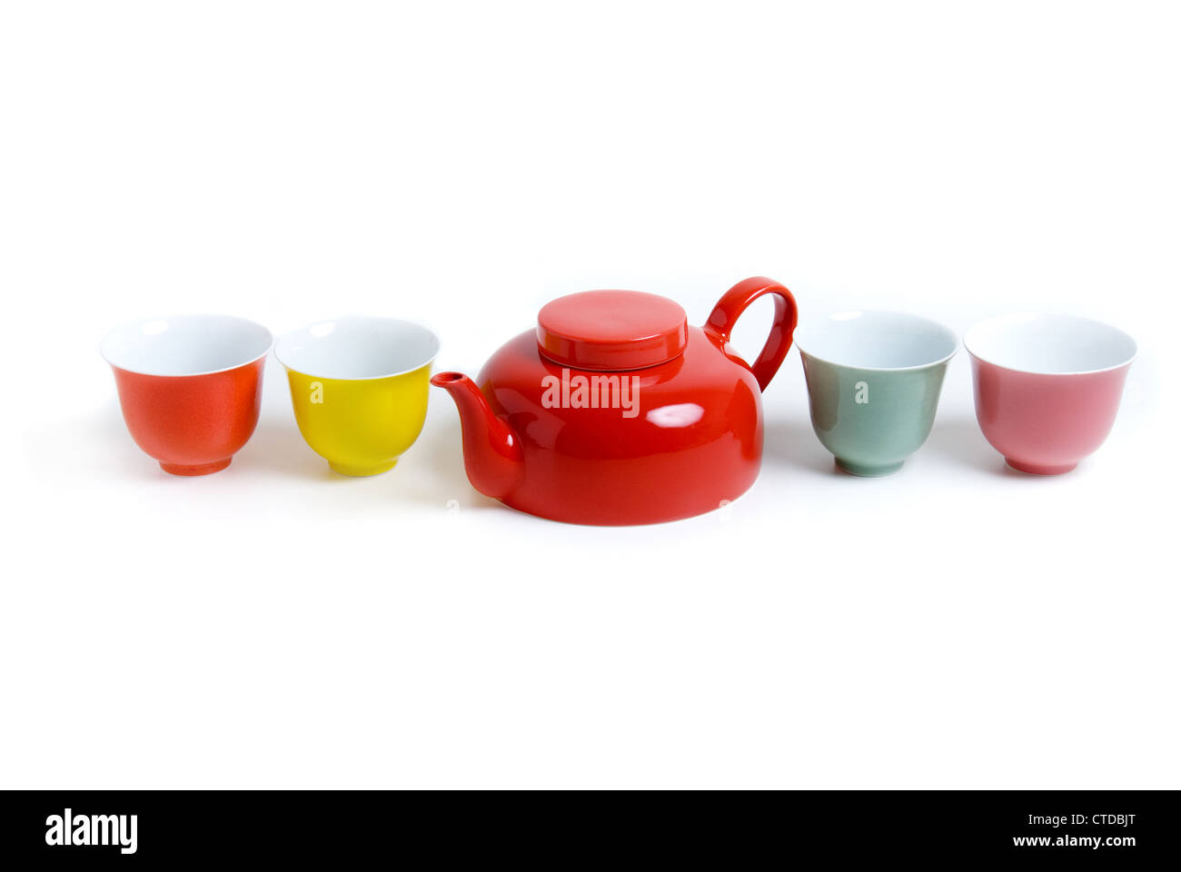Bere il caffè pentola con coppe in una disposizione colorati. Foto Stock