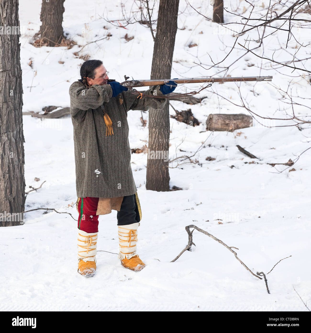 La Metis in costume tradizionale flintlock ripresa moschetto al Festival du Voyageur, Winnipeg, Manitoba, Canada Foto Stock