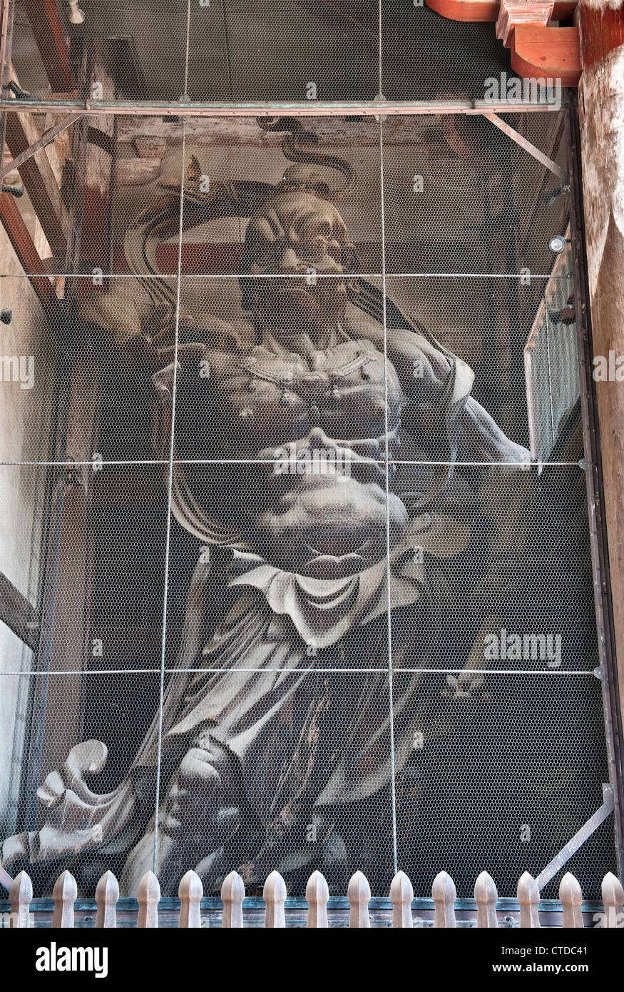 Una statua del guardiano Ungyo, simbolo della forza, all'interno del Nandaimon (Grande porta Sud) al tempio buddista di Todai-ji, Nara, Giappone Foto Stock