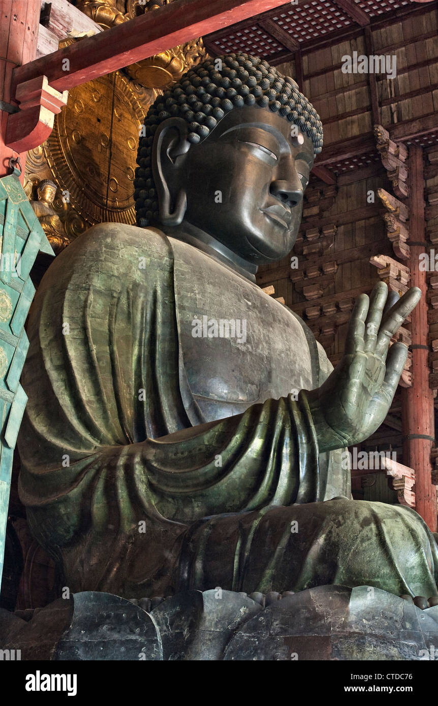 Il Buddha di bronzo più grande del mondo (quasi 15 m di altezza) nella Sala del Grande Buddha (Daibutsuden) al tempio Todai-ji, Nara, Giappone, risale all'VIII secolo Foto Stock