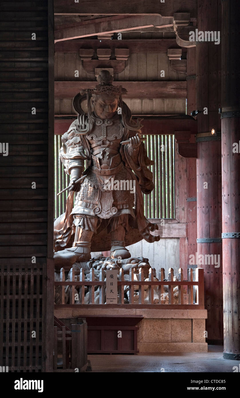 Un'enorme statua di Komoku-ten, il Re Guardiano dell'Ovest, nella Sala del Grande Buddha (Daibutsuden) del tempio buddista di Todai-ji, Nara, Giappone Foto Stock