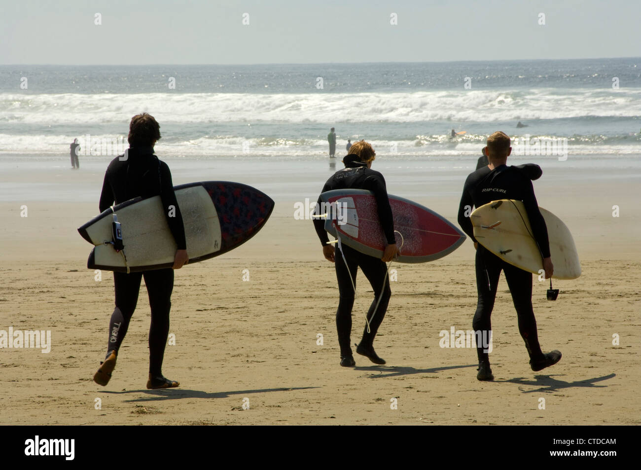 Pacific surfisti sulla lunga spiaggia Isola di Vancouver Foto Stock