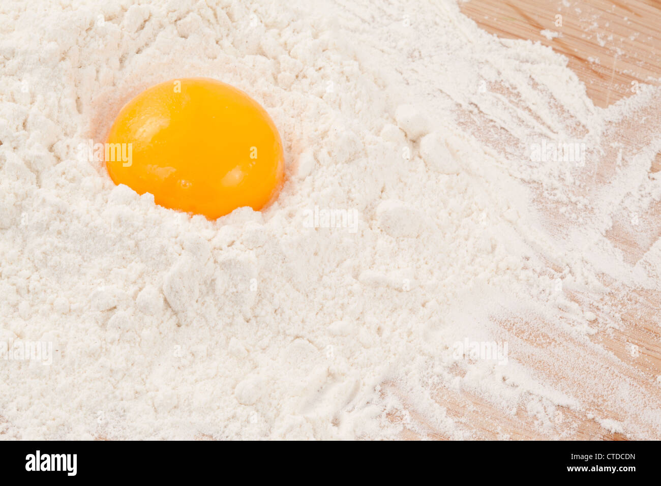 Tuorlo di uovo sulla farina Foto Stock