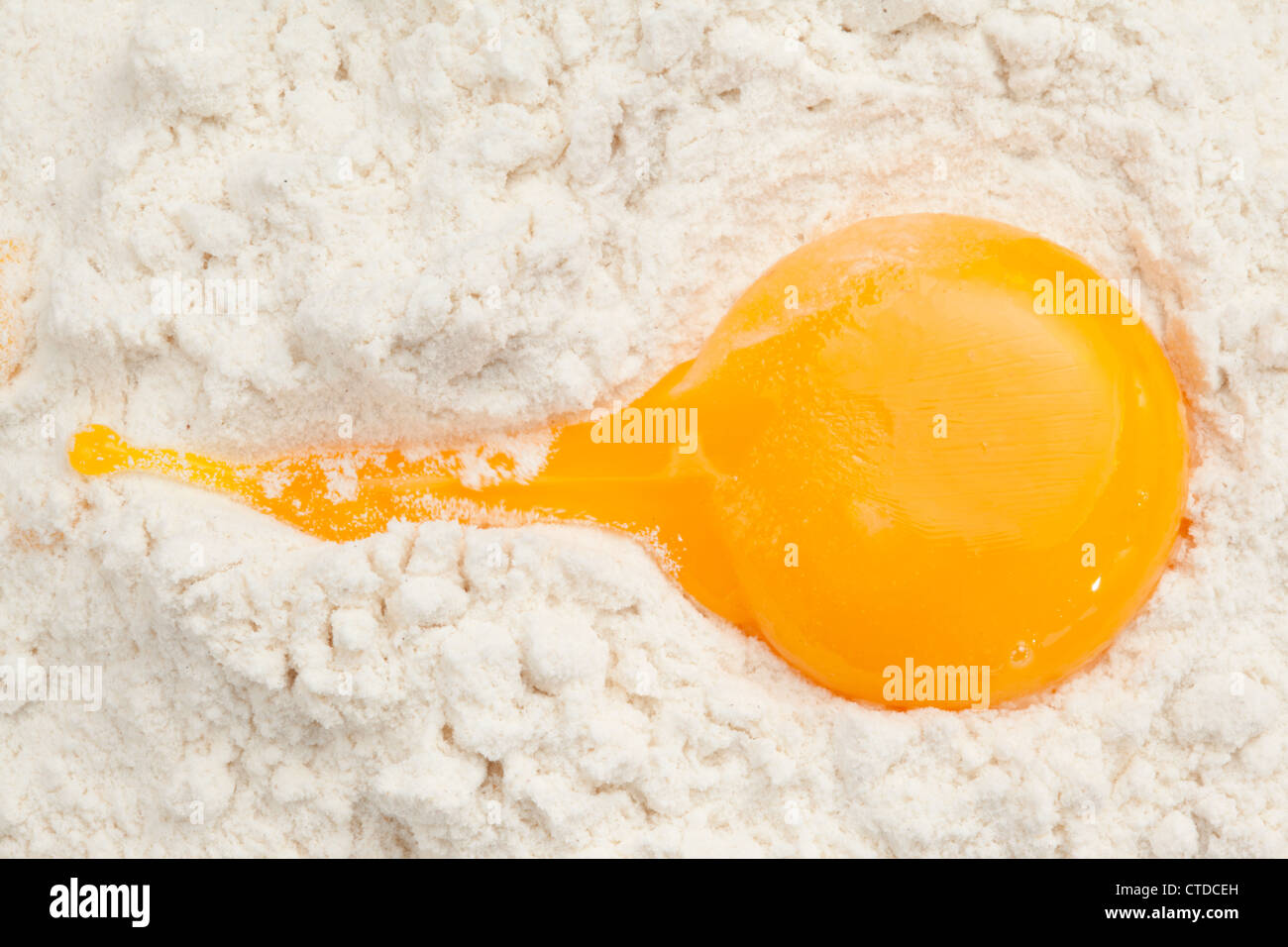 Tuorlo di uovo sulla farina Foto Stock