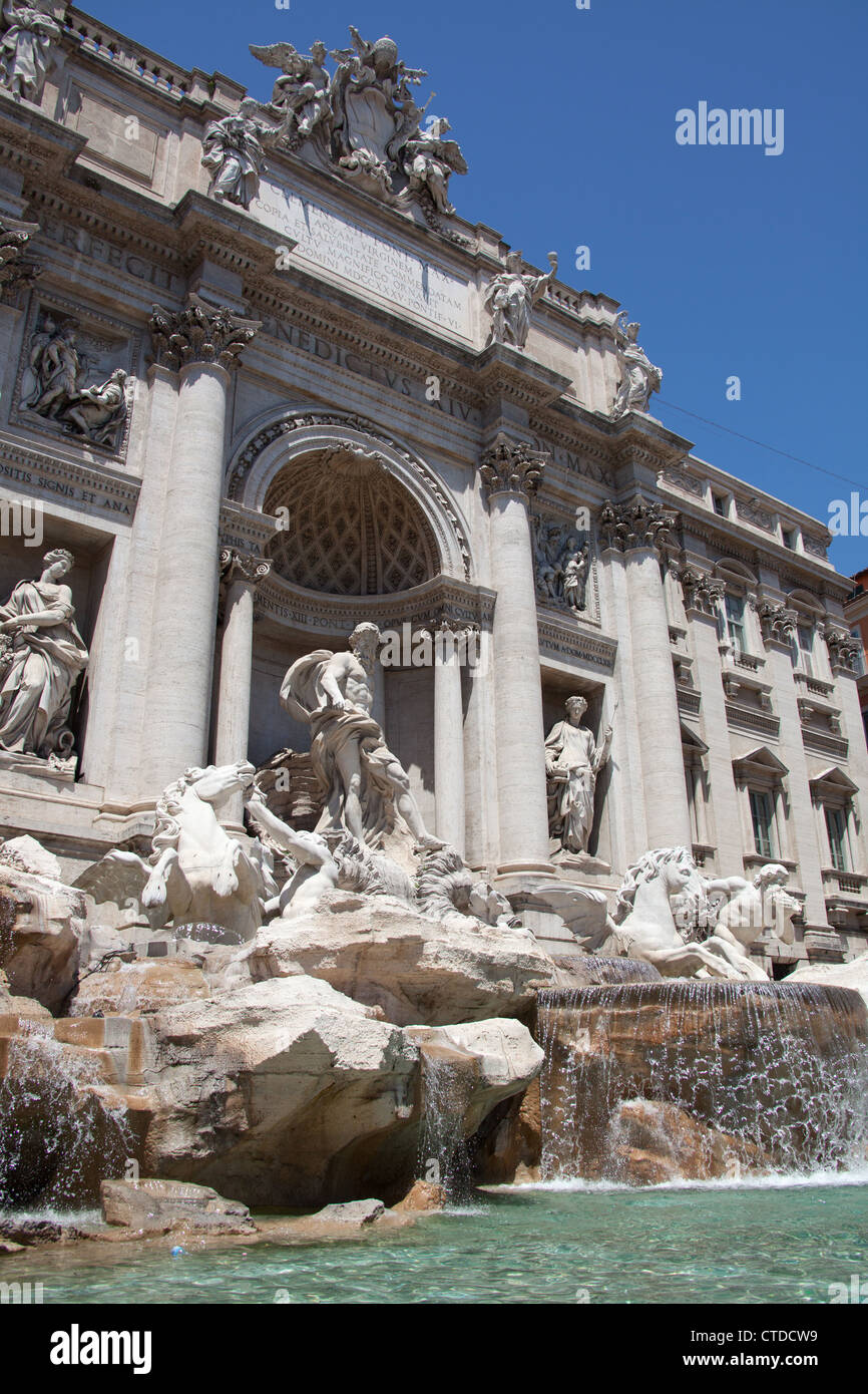 Città di Roma, Italia. Estate pittoresca vista sulla fontana di Trevi. Foto Stock