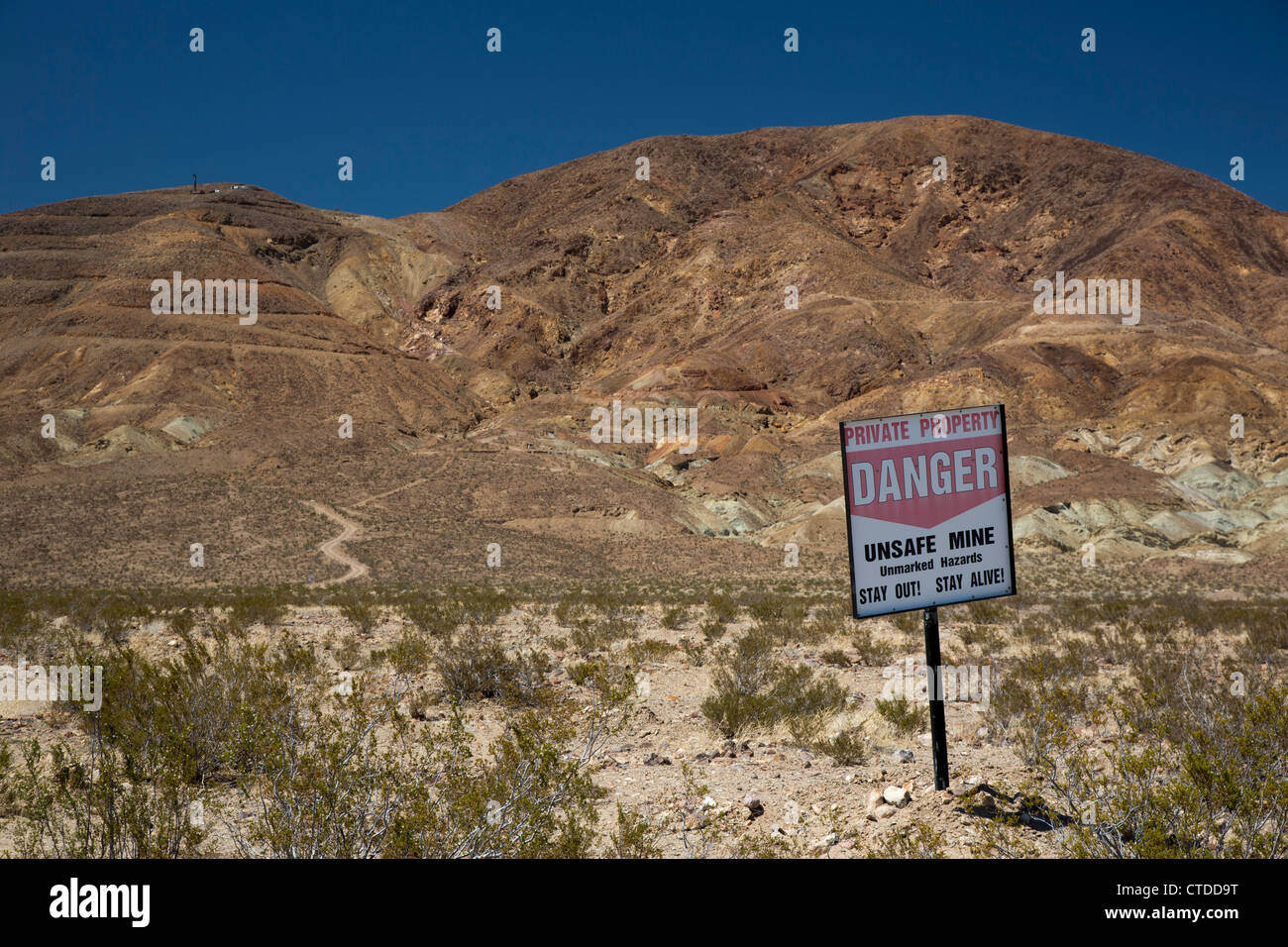 Barstow, California - Un segno avverte i visitatori di stare lontano dalle miniere non sicuri nel deserto di Mojave. Foto Stock