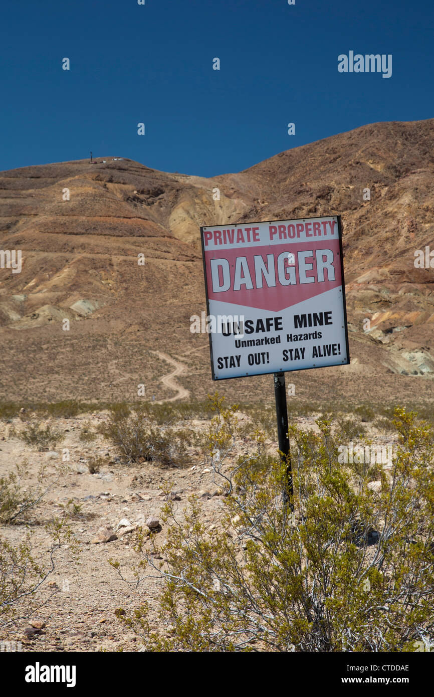 Barstow, California - Un segno avverte i visitatori di stare lontano dalle miniere non sicuri nel deserto di Mojave. Foto Stock