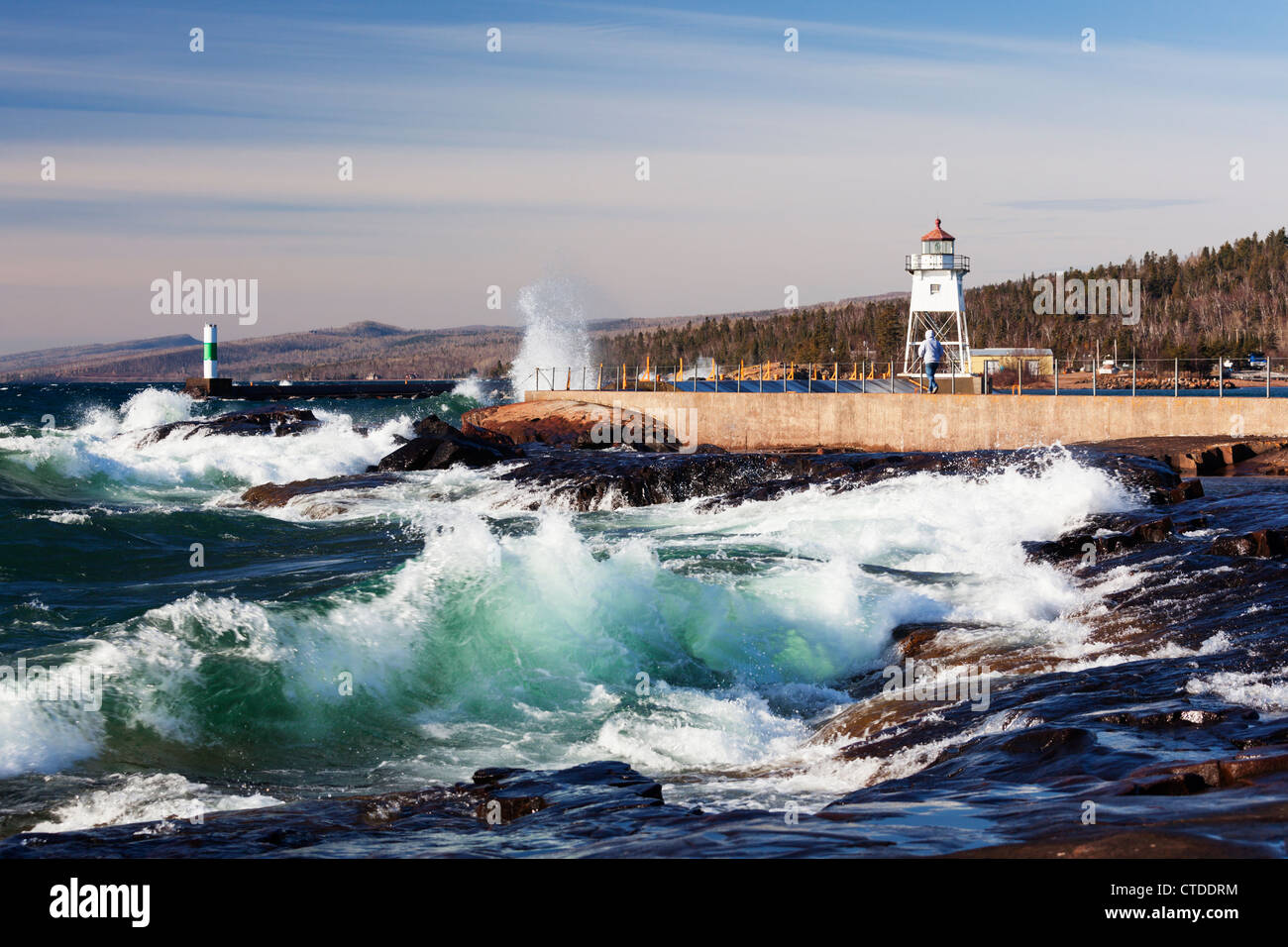 Le onde del lago Superior sono a terra a Grand Marais, nel Minnesota settentrionale. Foto Stock