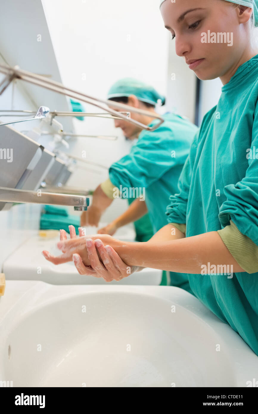 Close up di chirurghi lavaggio delle mani sotto l'acqua Foto Stock