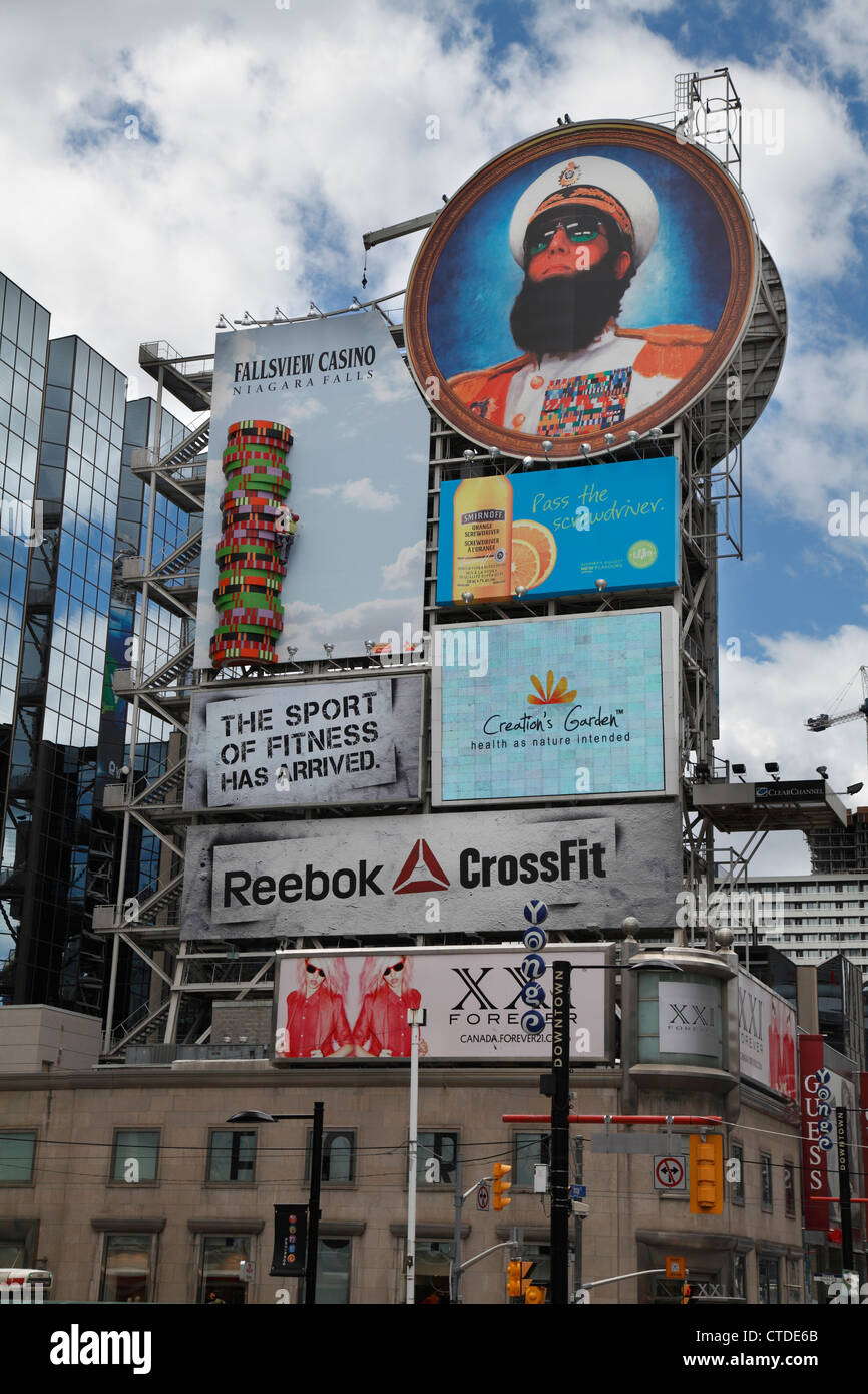 I cartelloni pubblicitari in Yonge e Dundas Square nella città di Toronto Foto Stock