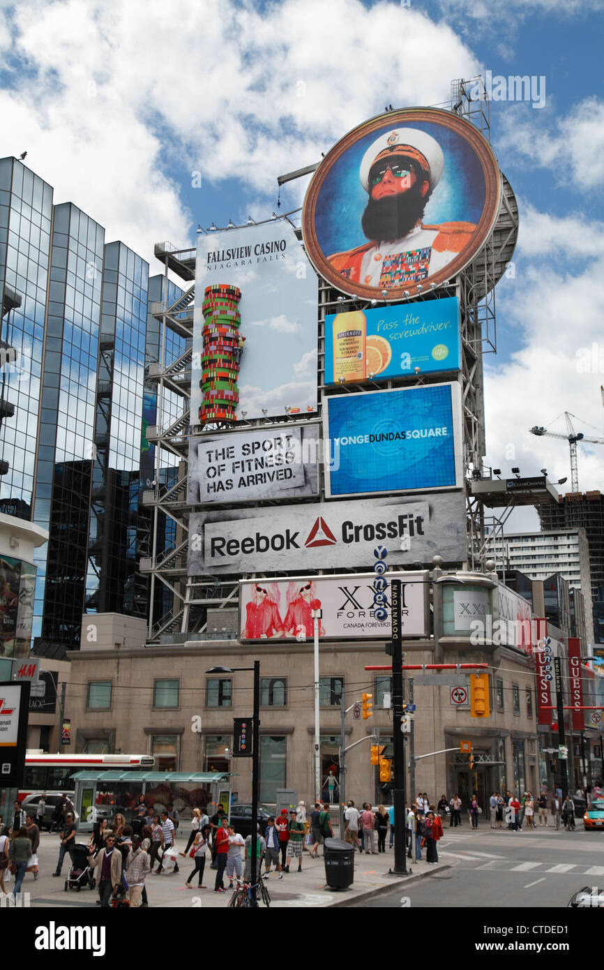 I cartelloni pubblicitari in Yonge e Dundas Square nella città di Toronto Foto Stock