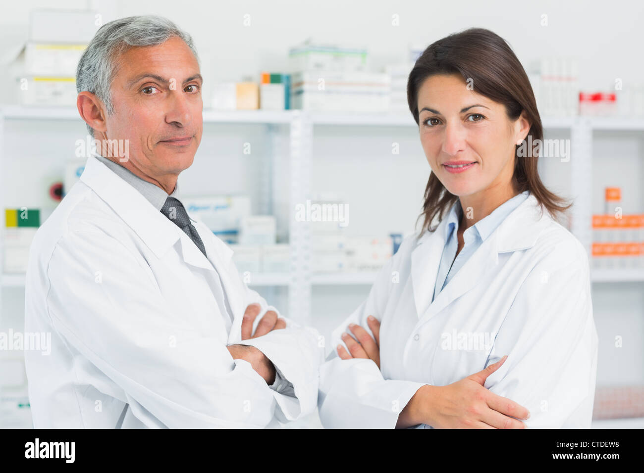 Due farmacisti con le braccia incrociate Foto Stock