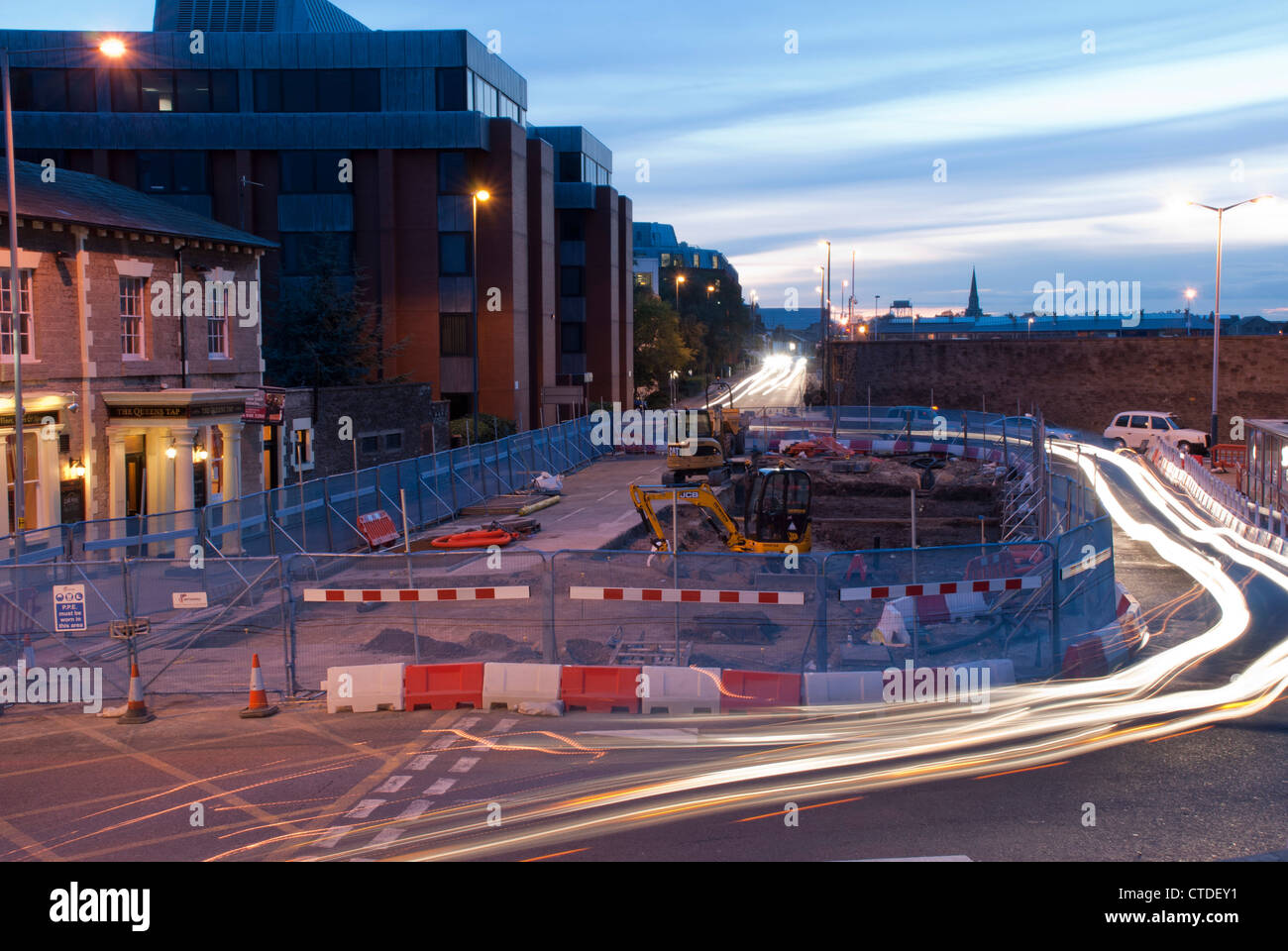 Lavori di costruzione da Britannia costruzione su Swindon la stazione ferroviaria e il piazzale antistante la notte con la luce dei sentieri. Foto Stock