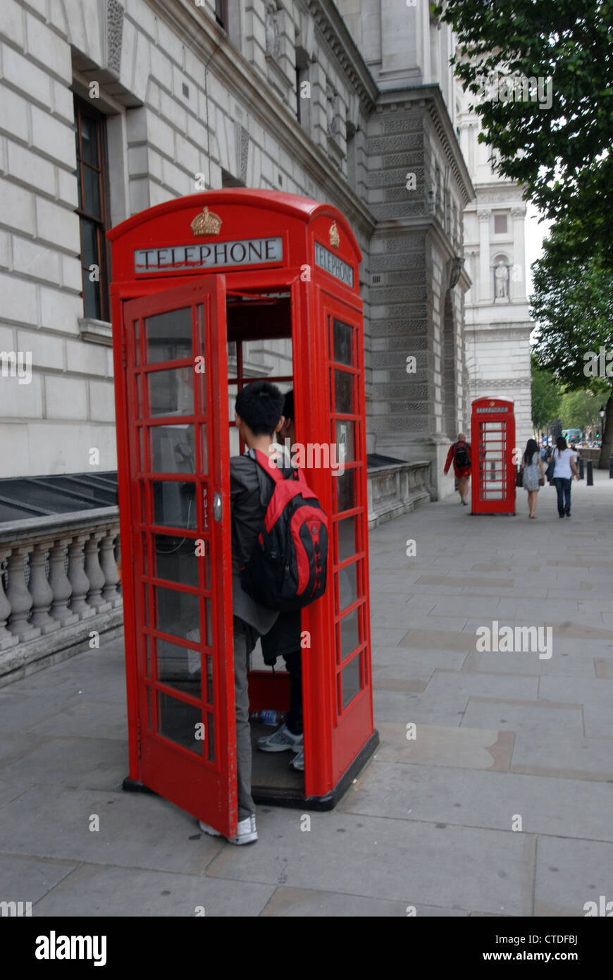 Chioschi di telefono in uso sul marciapiede di Whitehall a Londra Inghilterra Foto Stock