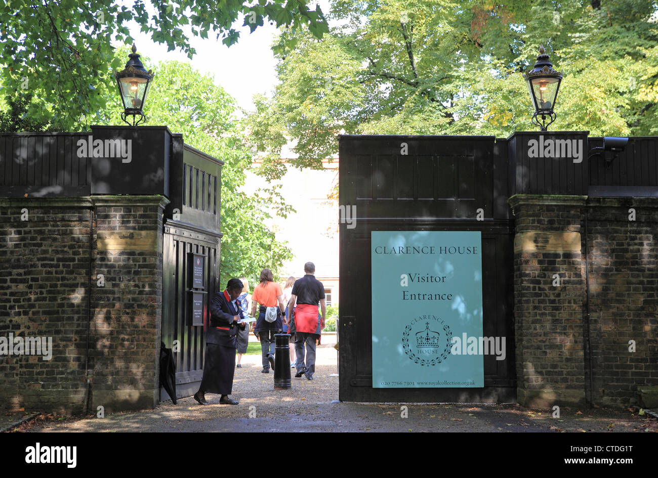 L'ingresso al Clarence House, il funzionario Londra casa del principe Charles, la duchessa di Cornovaglia, Principi William e Harry Foto Stock