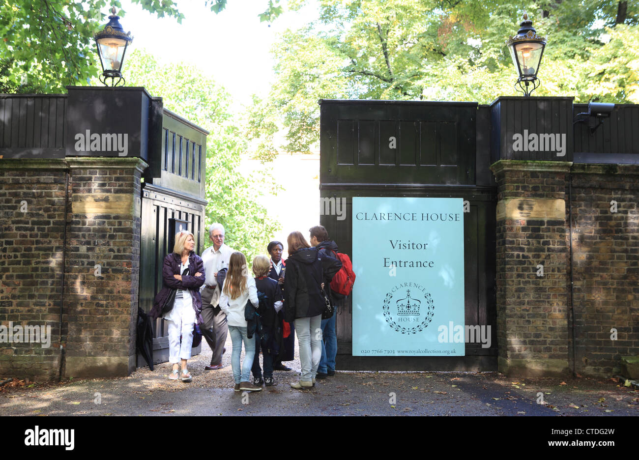 L'ingresso al Clarence House, il funzionario Londra casa del principe Charles, la duchessa di Cornovaglia, Principi William e Harry Foto Stock
