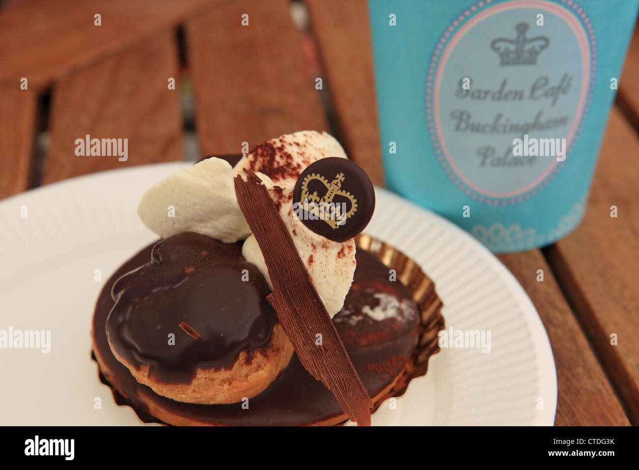 Profiteroles nel giardino del Buckingham Palace Cafe, nel centro di Londra, Regno Unito Foto Stock