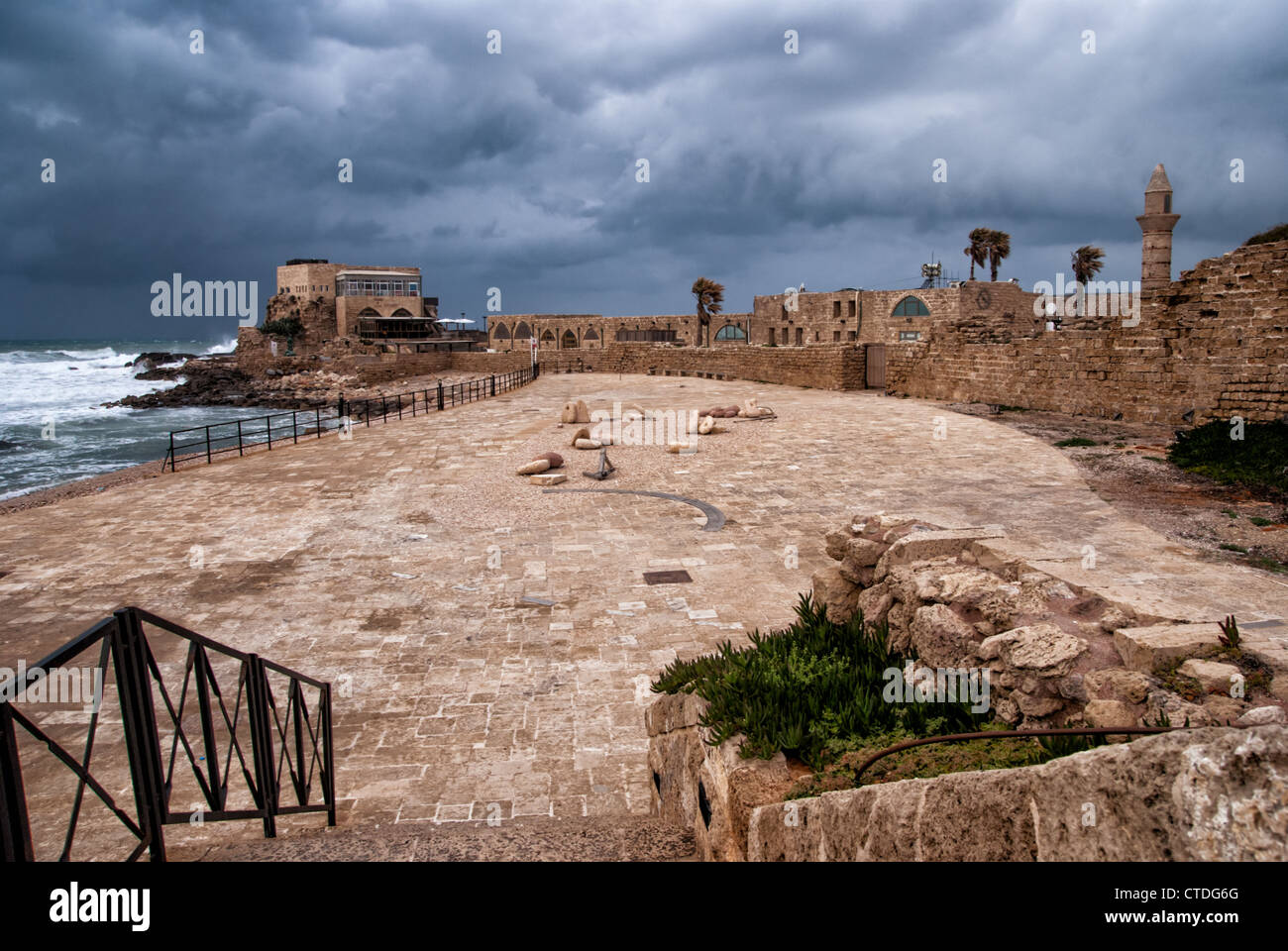 Le rovine del porto di Cesarea - antico porto romano in Israele Foto Stock