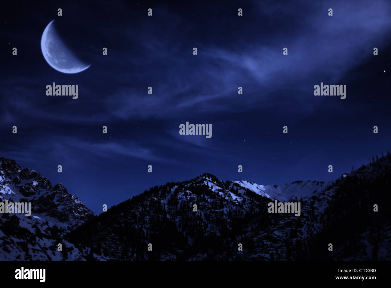 Notte di montagna paesaggio invernale con la luna e le stelle nel cielo Foto Stock