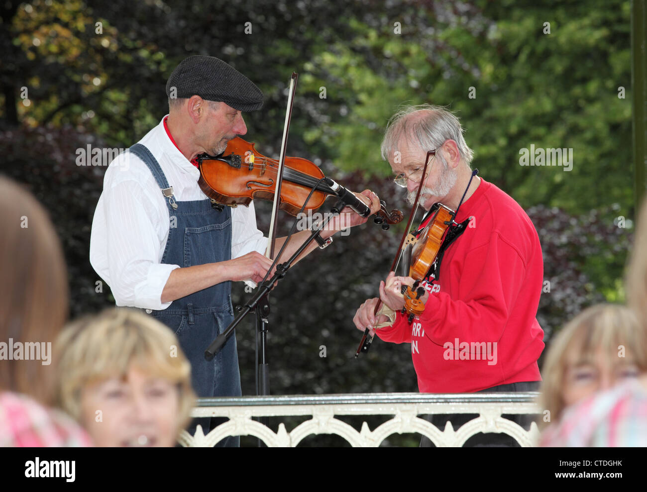 Fiddlers giocando Appalachian vecchio tempo di musica folk al grande evento di danza in Hexham Northumberland Inghilterra Foto Stock