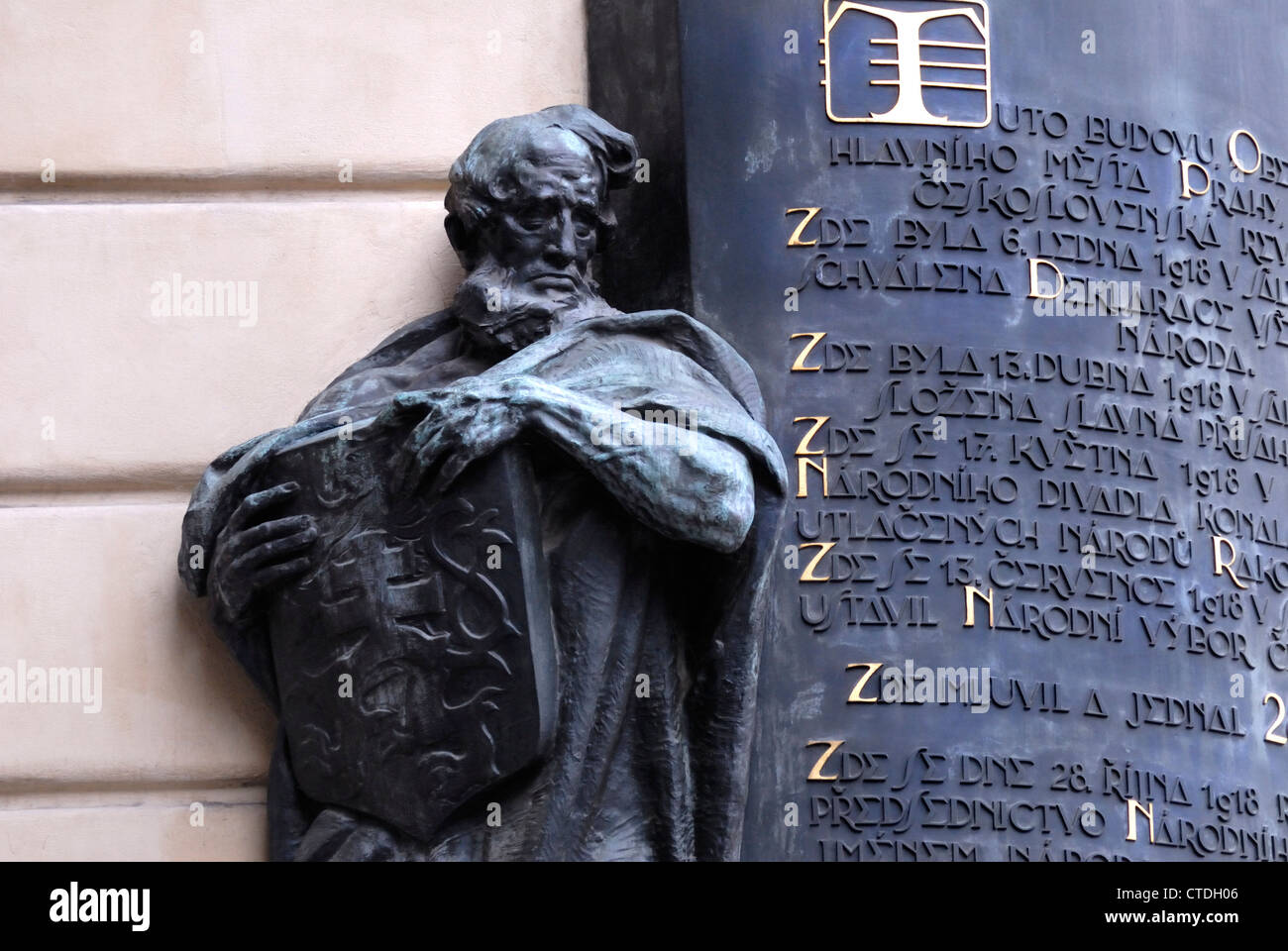 Praga, Repubblica Ceca. Obecni dum (1906-12) figura in bronzo e la lapide che ricorda il 28 ottobre 1918 - Vedere " designazione delle merci " Foto Stock