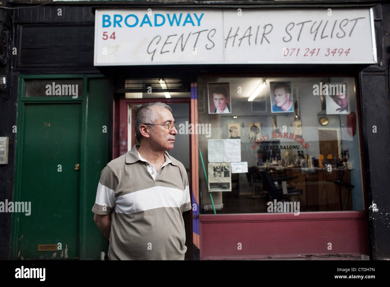 Parruchiere Ismael davanti al suo Barbiere Salone in Broadway Market. Foto Stock