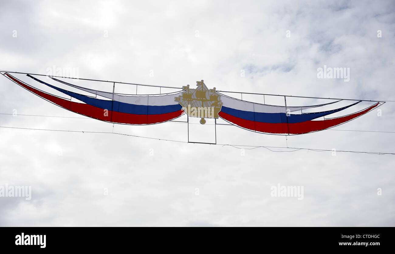 Volare alto sulla Prospettiva Nevskij La nave emblema di San Pietroburgo visualizzato nel centro della bandiera russa design durante un festival Foto Stock