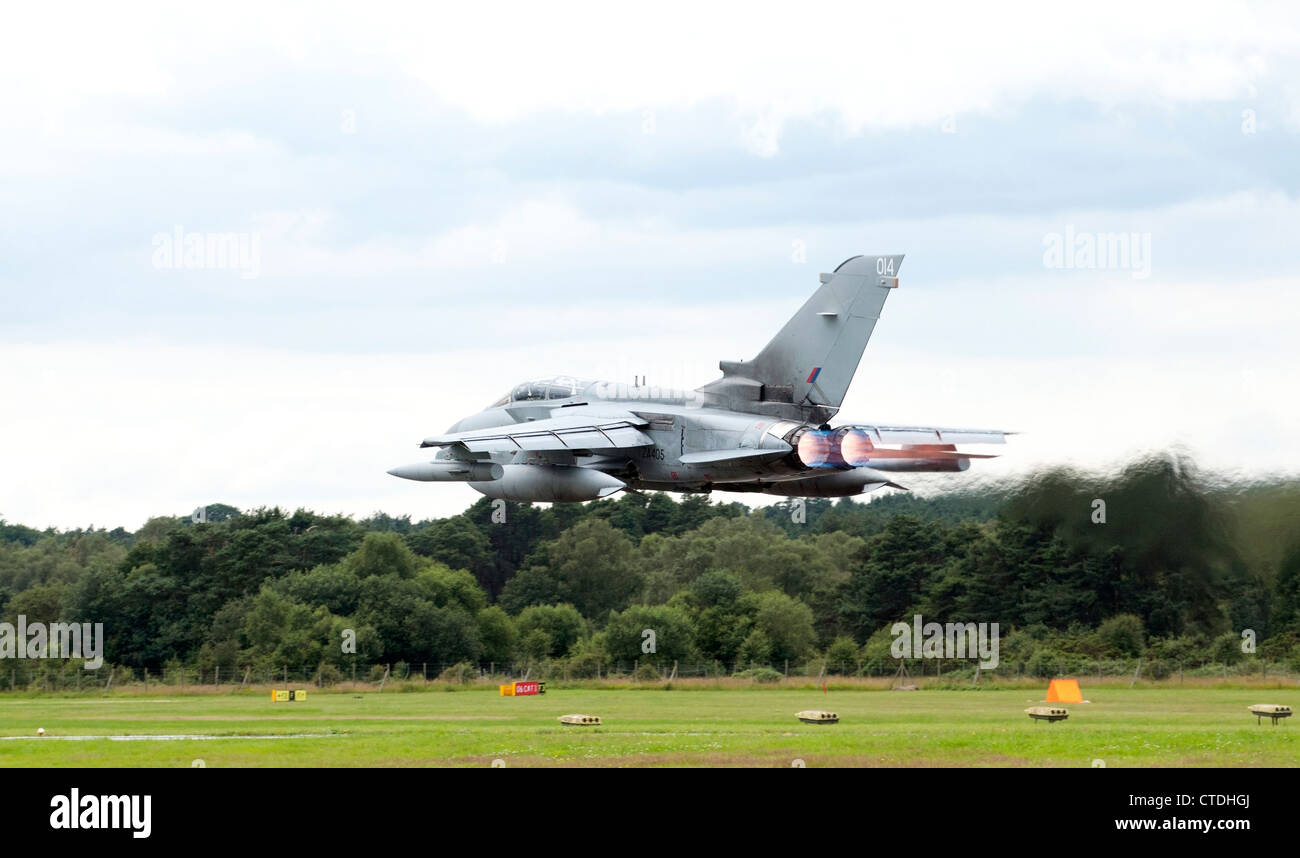 RAF Tornado jet battenti molto bassa con postcombustione sul Foto Stock