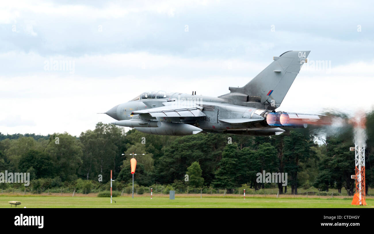 RAF Tornado jet battenti molto bassa con postcombustione sul Foto Stock