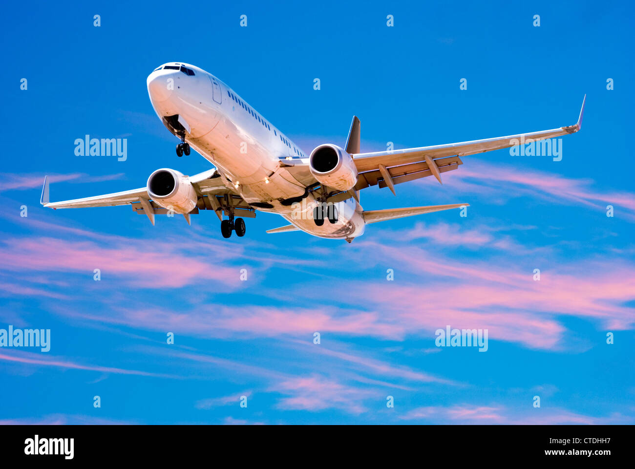 Boeing 737 sbarco dalla splendente crepuscolo sky. Foto Stock