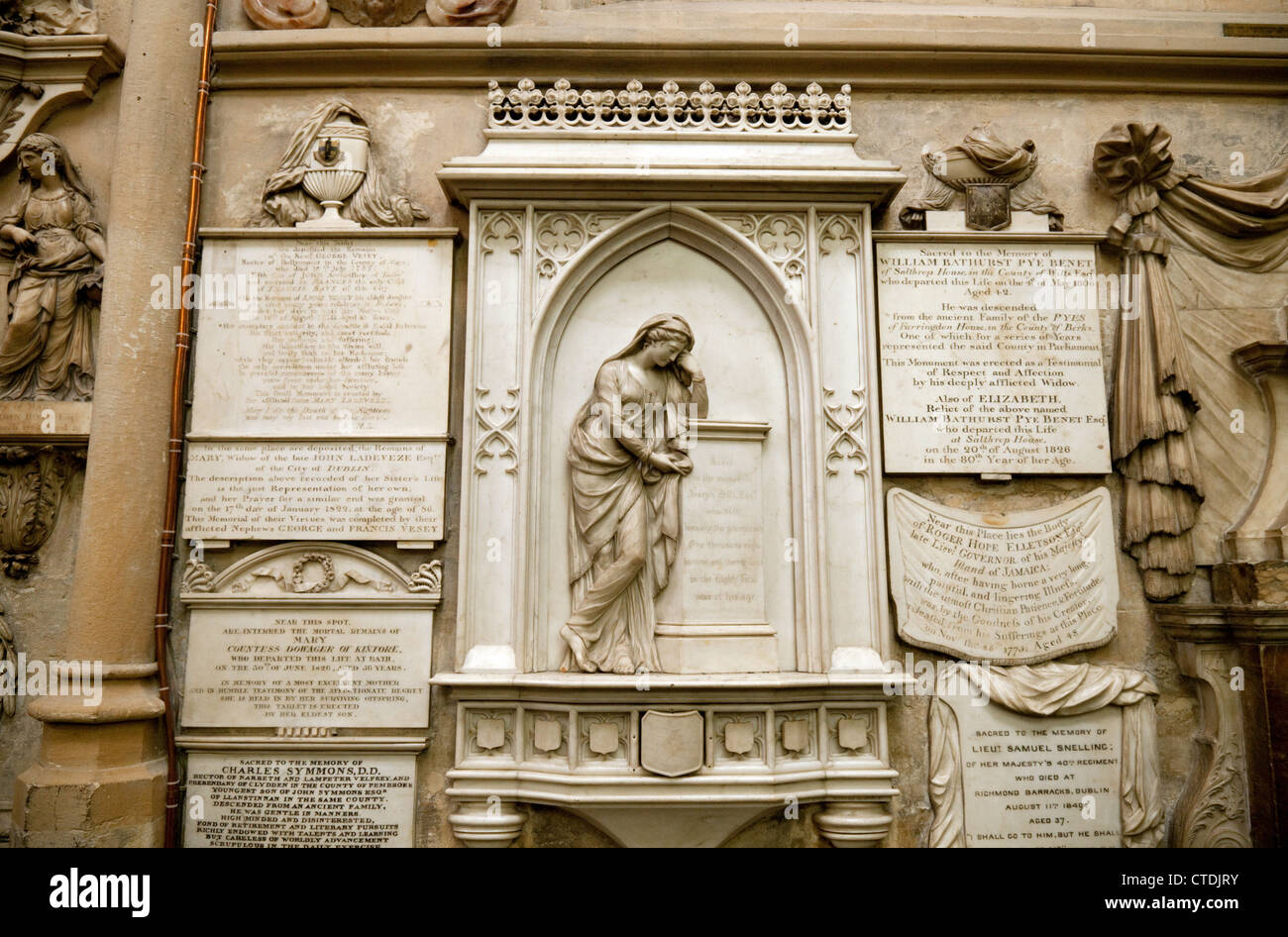 Memorial religiosi tavolette di pietra nella Abbazia di Bath, Somerset REGNO UNITO Foto Stock