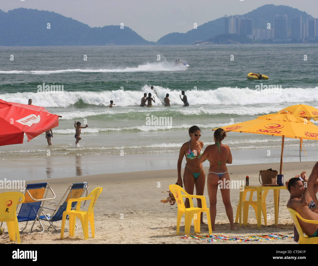 La spiaggia e gli sport acquatici a Guaruja, Sao Paulo, Brasile Foto Stock